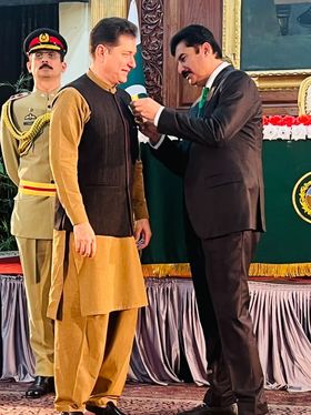 Governor Faisal Karim Kundi conferring the Tamgha-i-Imtiaz on Bakhtiar Khattak